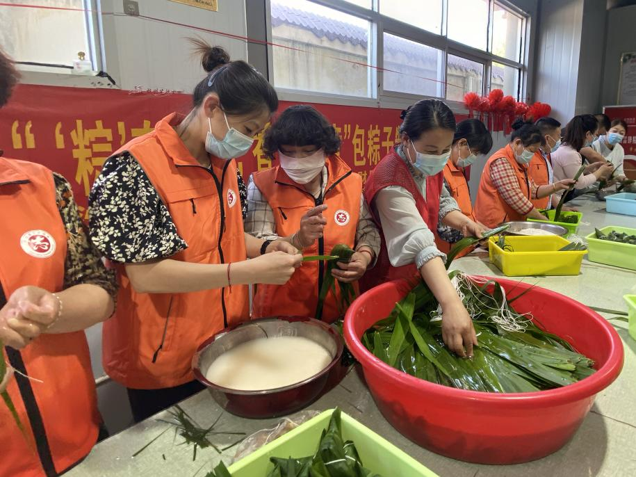 青口供電所黨支部聯(lián)合生產(chǎn)生活服務(wù)中心分會(huì)、黃沙坨社區(qū)，共同舉辦“悠悠艾草香 濃濃端午情”系列活動(dòng)。.png